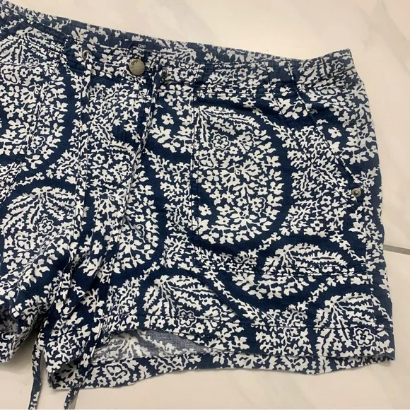 • [GAP] Blue & White Floral Shorts • - Picture 2 of 10